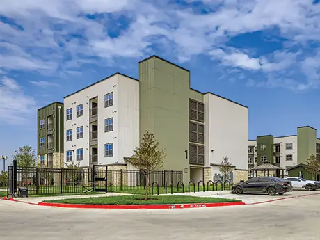 JLL Secures Refinancing for 300-Unit Standard at Royal Lane Apartments in Northwest Dallas